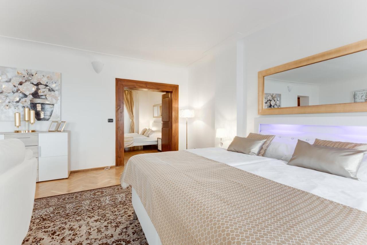 Charles Bridge Royal Apartments - Castle District Praga Exterior foto