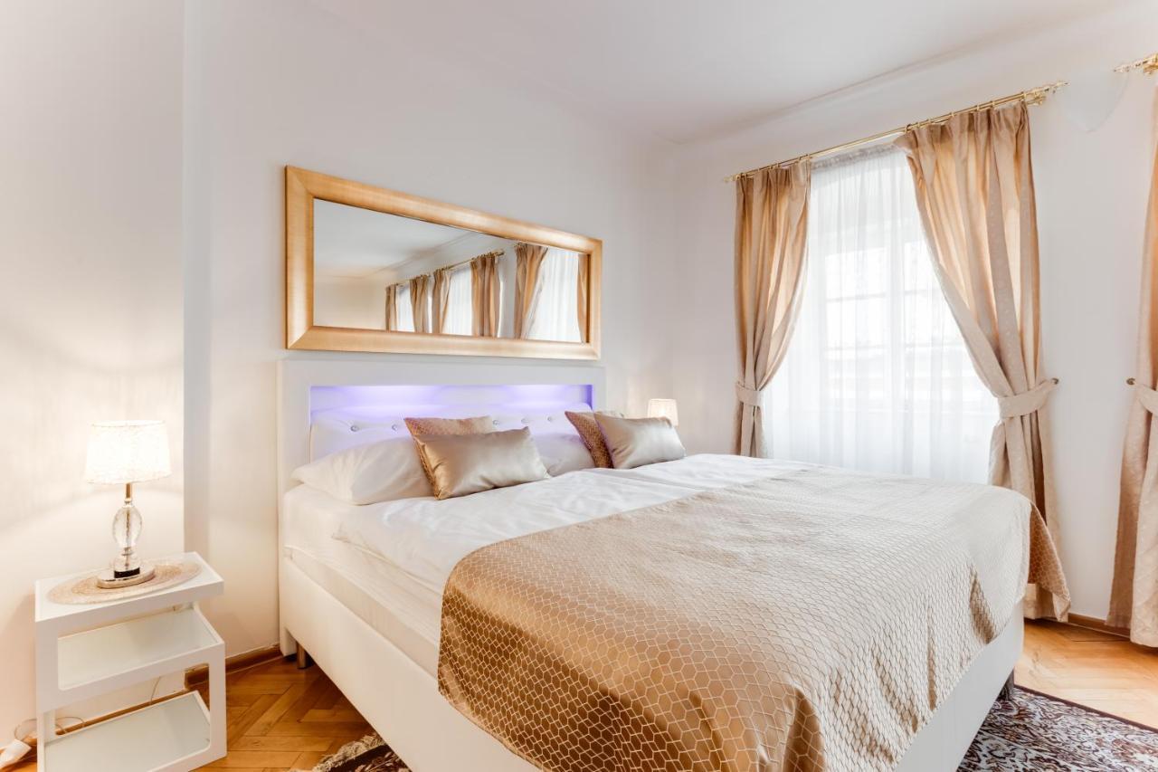 Charles Bridge Royal Apartments - Castle District Praga Exterior foto