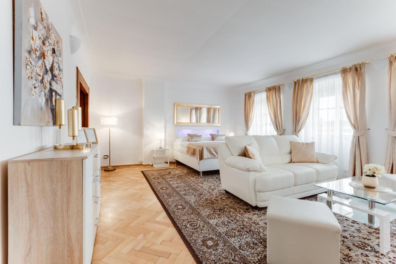 Charles Bridge Royal Apartments - Castle District Praga Exterior foto