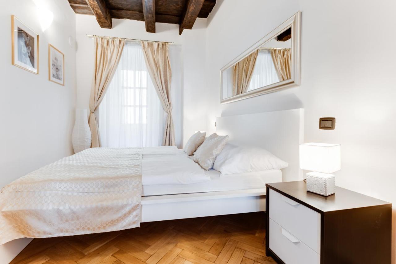 Charles Bridge Royal Apartments - Castle District Praga Exterior foto