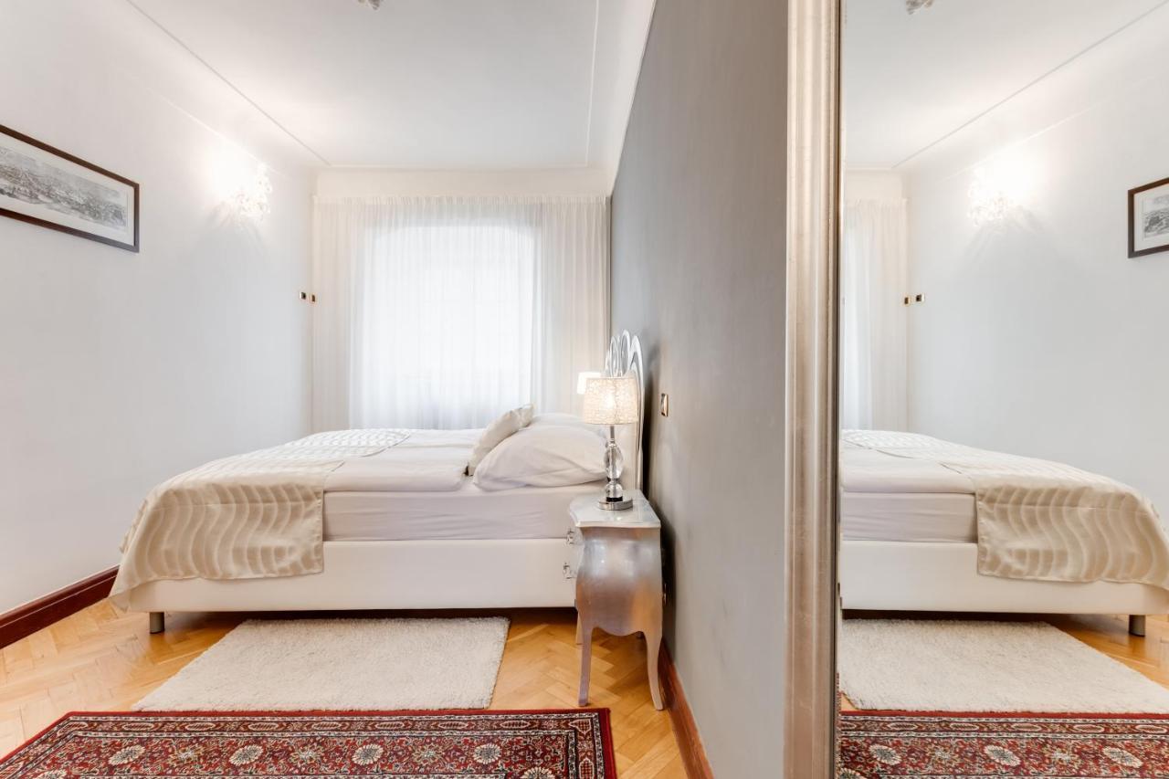 Charles Bridge Royal Apartments - Castle District Praga Exterior foto