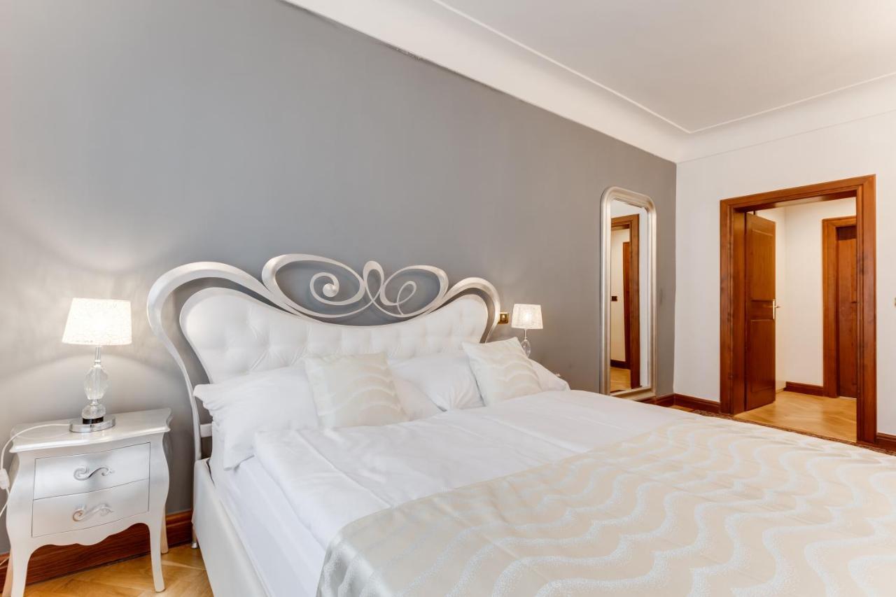 Charles Bridge Royal Apartments - Castle District Praga Exterior foto
