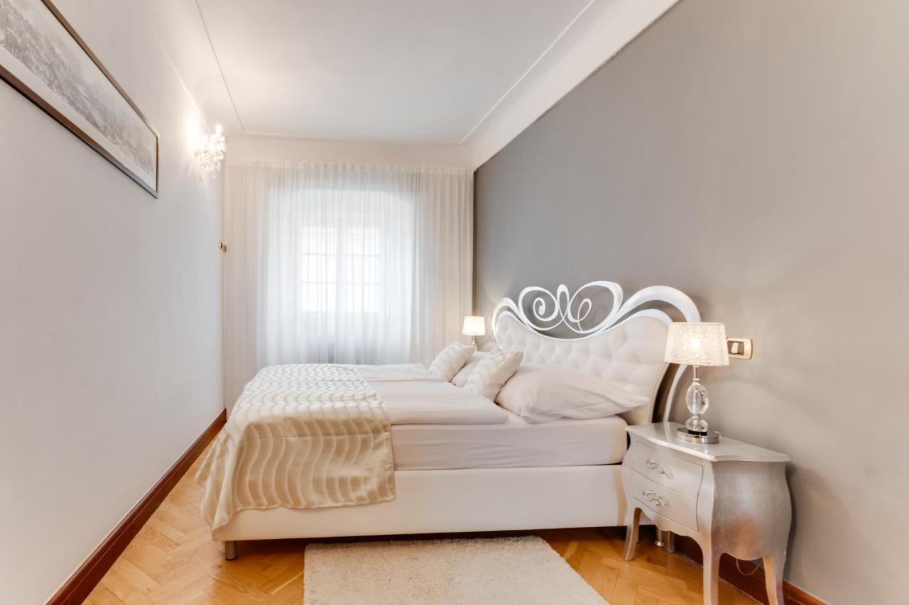 Charles Bridge Royal Apartments - Castle District Praga Exterior foto