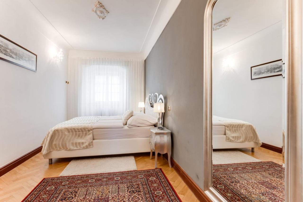 Charles Bridge Royal Apartments - Castle District Praga Exterior foto