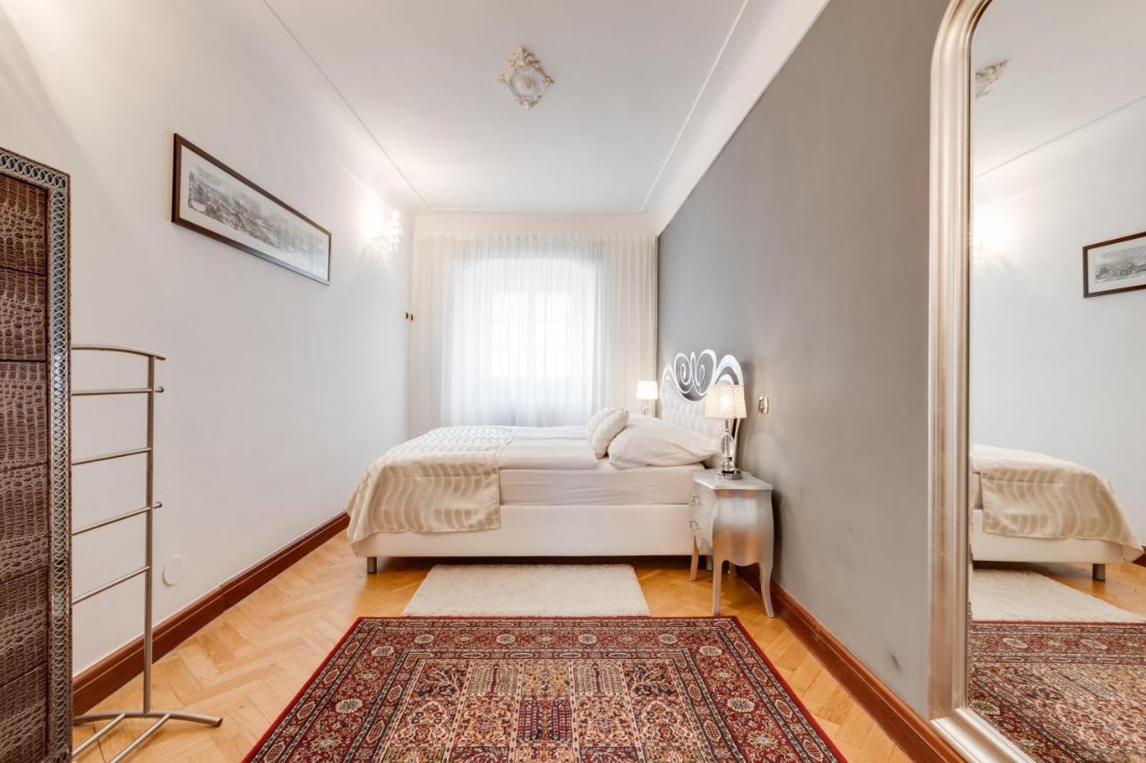 Charles Bridge Royal Apartments - Castle District Praga Exterior foto