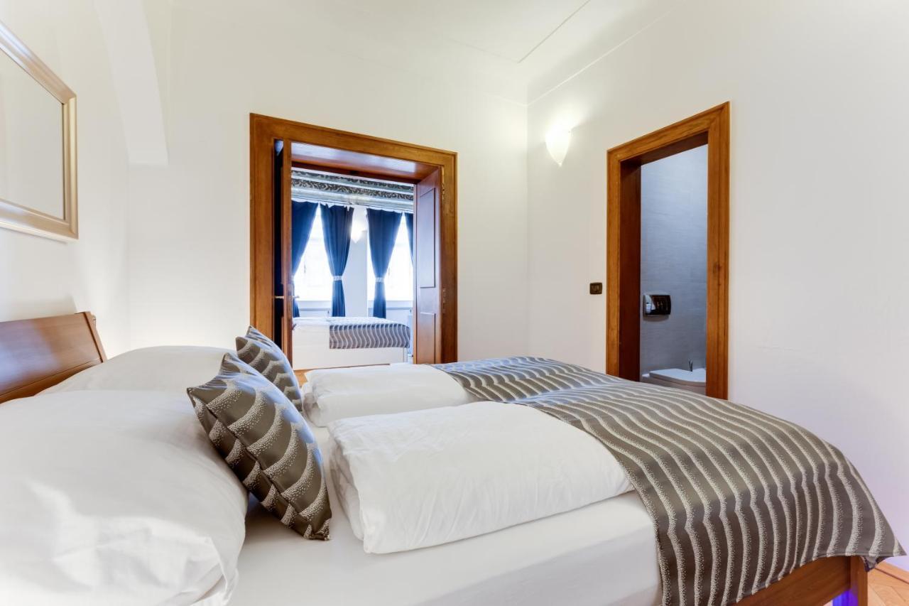 Charles Bridge Royal Apartments - Castle District Praga Exterior foto