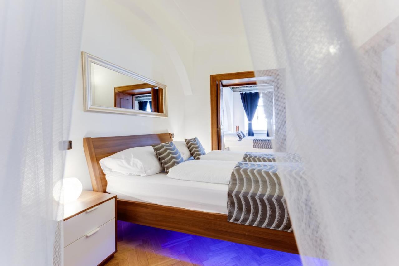 Charles Bridge Royal Apartments - Castle District Praga Exterior foto